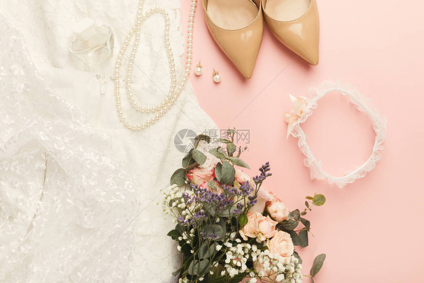 白色婚纱附件新娘花束和蜜蜂鞋图片
