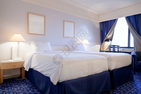 四星级酒店的两间卧室的内部图片