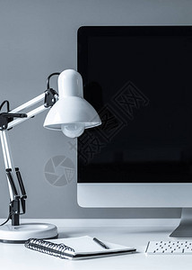 白桌灯和黑屏电脑白色桌灯和黑图片