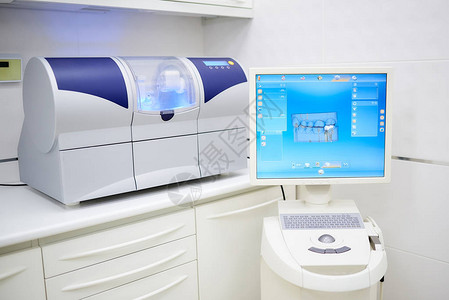 湿式研磨机和带有口腔内扫描仪的计算机牙医办公室背景