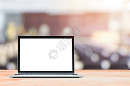 带空白屏幕的笔记本电脑放在白色木桌上图片
