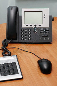 办公桌上的现代数字电话图片