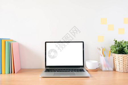 模拟空白的色屏幕笔记本电脑工作空间和白图片