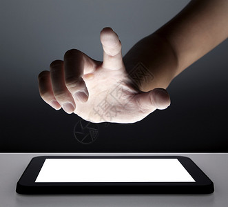 手触摸平板电脑的触摸屏图片