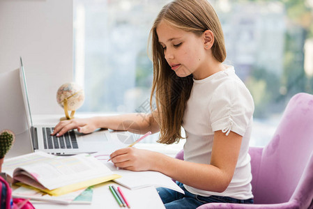 学校女生用左手和笔记图片