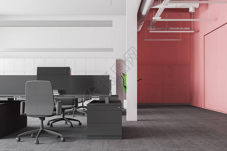 猴场会议办公场所有白色和粉红色的墙壁柱子铺有地毯的地板和一排带椅子的灰色电脑桌设计图片