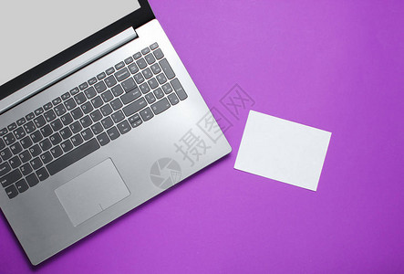 现代笔记本电脑和白色纸页以紫色图片