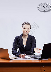 美丽的友好青年商业妇女坐在工作场所图片