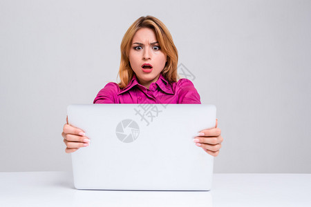 在笔记本电脑上工作的年轻商业女青年图片