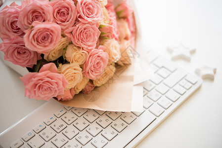 白色计算机键盘上的粉花和米花现代图片