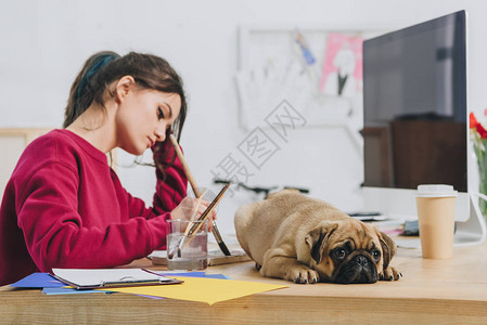 迷人的年轻女孩画而小胖子在图片