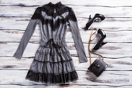灰色长袖连衣裙黑色高跟鞋和灰色连衣裙黑色嵌花棉质连衣裙来自顶图片