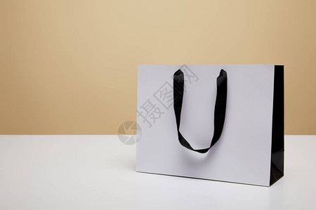 白桌上一个白色购物袋背景图片