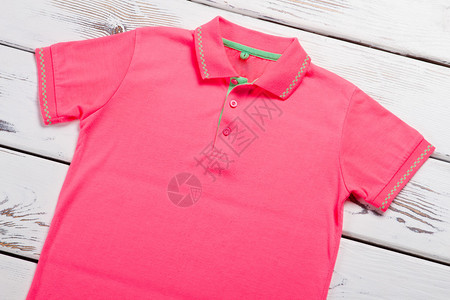 粉红色皮球T恤木制背景的合身T恤妇女品牌的新夏季服装目录图片