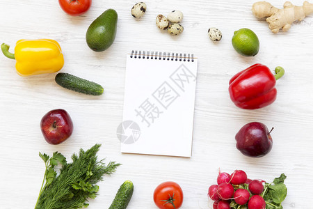 蔬果中的空白笔记本图片