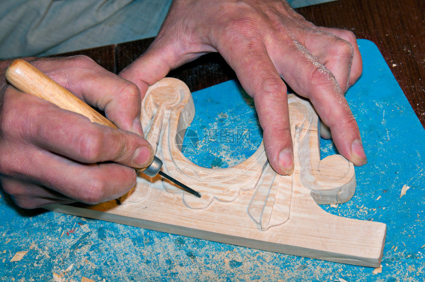 制作木制装饰细节的人手图片