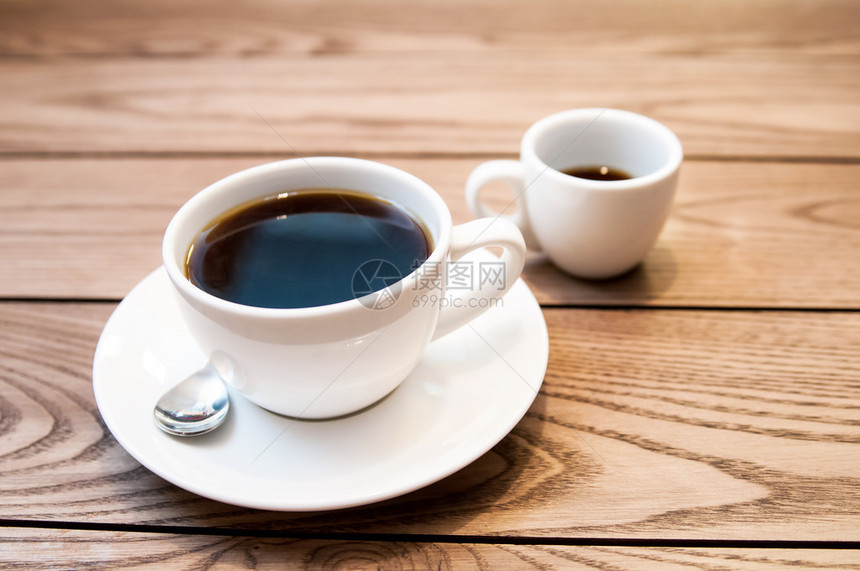 来杯热的美式咖啡在木制桌上你想一起图片