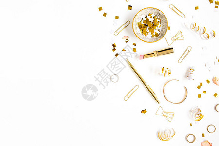 博客背景金色风格的女配饰白色背景上的金色属丝剪刀钢笔戒指项链手镯图片