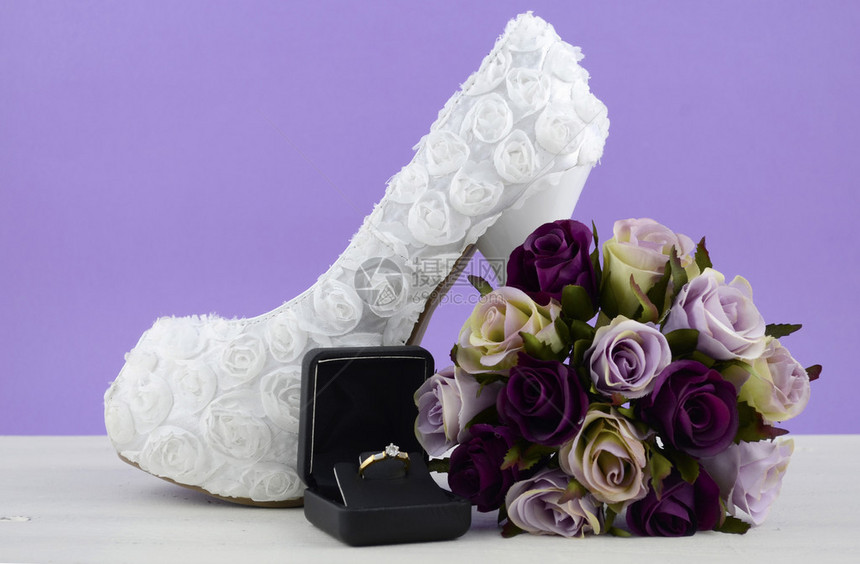 婚礼主题白花新娘鞋花朵在破旧的黑白桌图片