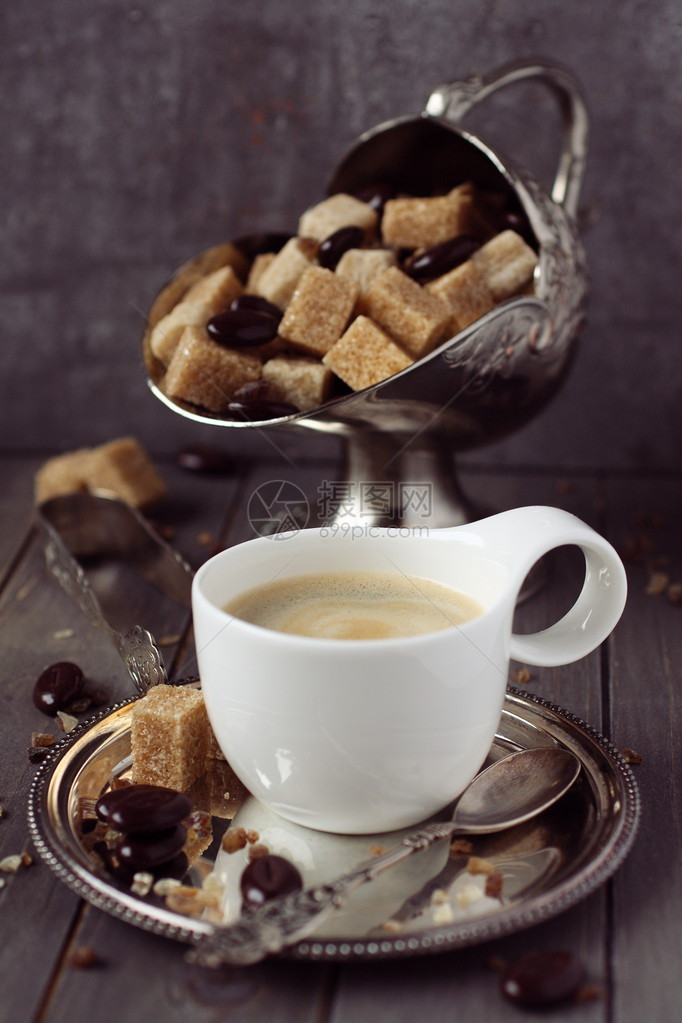 杯咖啡糖块和巧克力糖放在生图片
