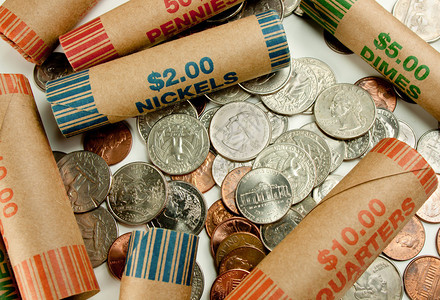 用硬币包装纸放在桌子上的硬币图片