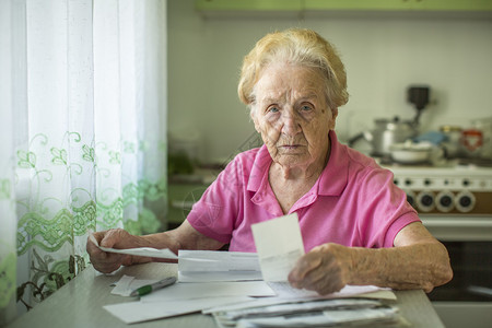 老年妇女有支付水电费的账户单图片