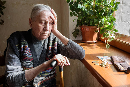 数钱欧元的老妇人的画像老年贫穷图片