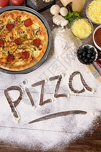 披萨用面粉写成用新鲜的烤辣椒披萨环图片