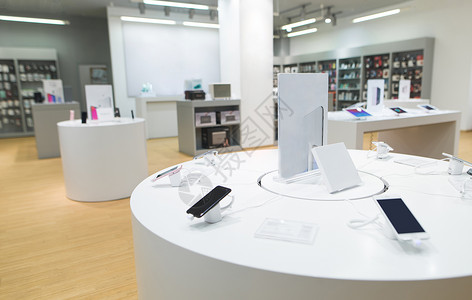 电子产品商店中展示智能手机图片