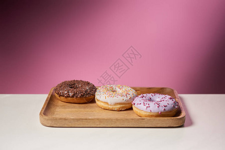 甜圈在粉红色背景的图片