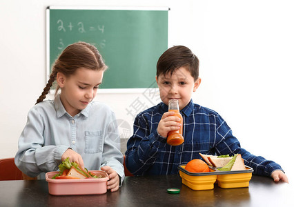 小孩子在教室里吃午饭图片