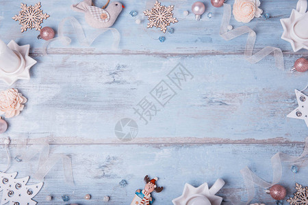 节日创意白色图案带丝的圣诞装饰假日球雪花蓝色木质朴背景上的圣诞树图片