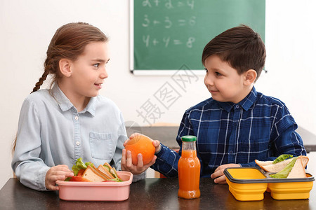 小孩子在教室里吃午饭图片