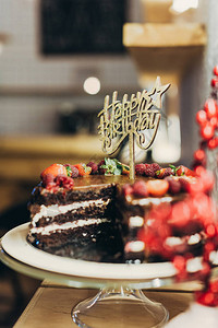 蛋糕摊上有生日快乐的巧克力蛋图片