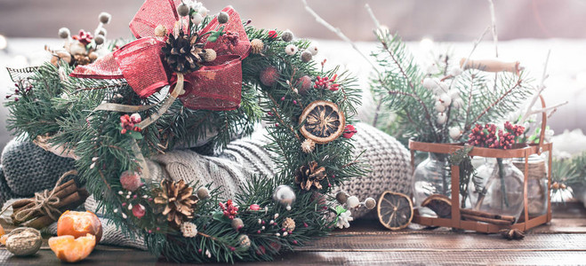 圣诞树装饰品和节日花圈的活生的命图片