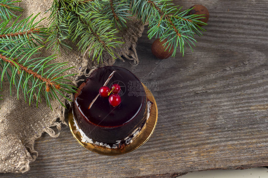 圣诞蛋糕快乐有茶杯和圣诞树节日茶晚会图片