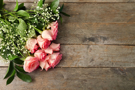 木桌上美丽的玫瑰花束图片