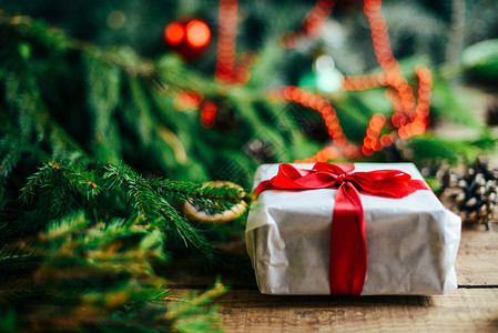 具有各种道具和的大量假日镜头大量的广告空间木桌上的圣诞礼物几件用圣诞主题包装背景图片