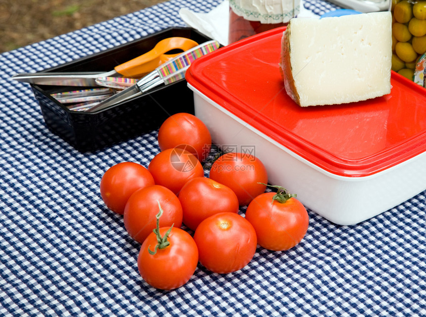 野餐桌配西红柿图片
