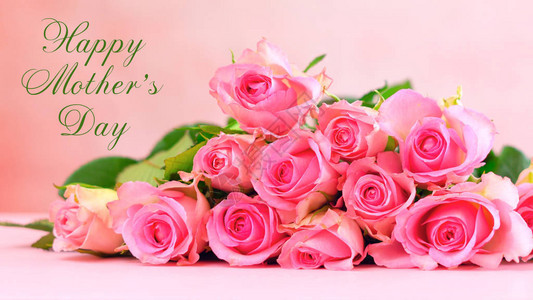 粉红色木质桌上的粉红玫瑰母亲节快乐日图片