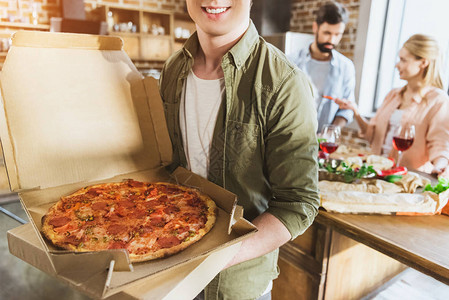 有披萨的年轻人和他的朋友图片