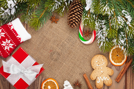 圣诞食品装饰品和礼品盒有雪卷树背图片