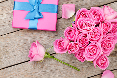 情人节盛满了粉红玫瑰的礼物盒图片