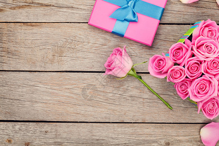 日情人节背景装满粉红玫瑰的礼品盒在图片