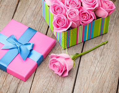 情人节礼物盒满粉红玫图片
