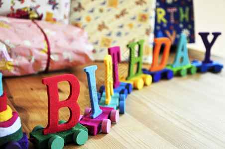 在孩子的礼物桌上的生日装饰背景图片