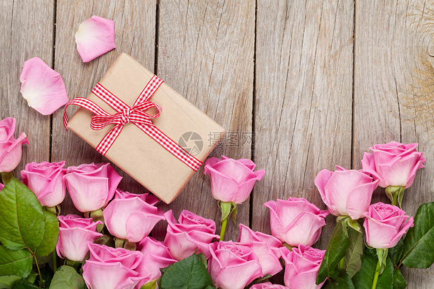 粉红玫瑰和情人节日礼品盒放图片
