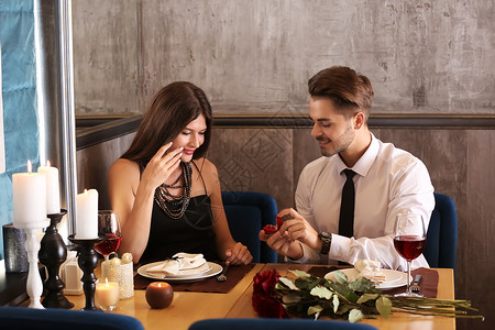 年轻男人向爱人求婚在餐馆的浪图片