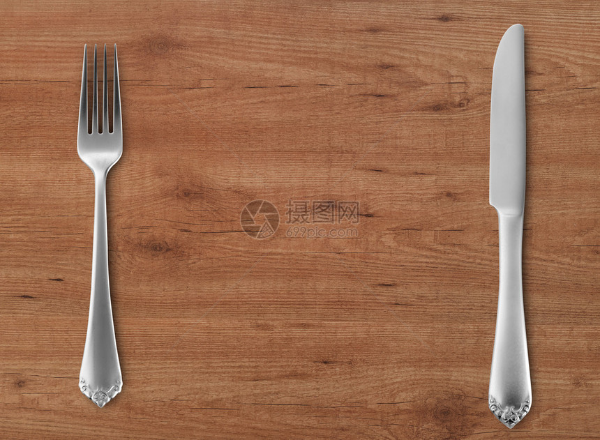 木桌上的餐刀和叉子图片