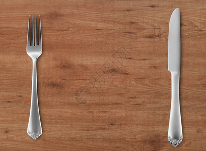 木桌上的餐刀和叉子图片
